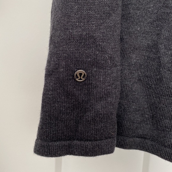 Lululemon Poncho Charcoal Grey - Picture 4 of 4